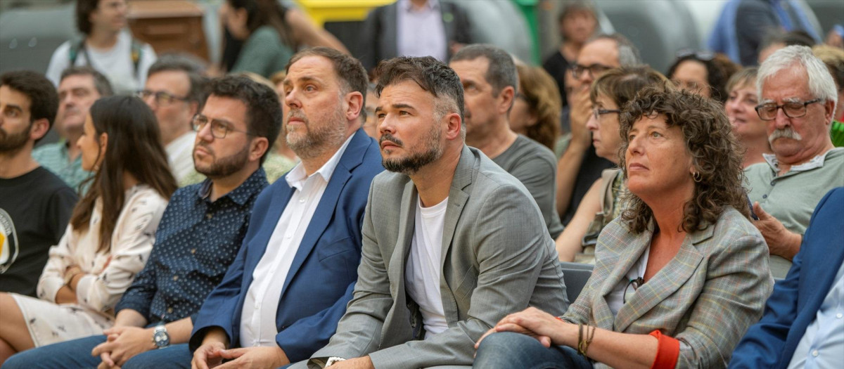 Los dirigentes de ERC inician la campaña del 23-J en Barcelona
Pere Aragones, Oriol Junqueras, Gabriel Rufián y Teresa Jordà durante el acto de inicio de campaña electoral de ERC en la plaza Torres Casanova, a 6 de julio de 2023, en Barcelona, Catalunya (España). La madrugada de mañana, viernes, 7 de julio comienza de manera oficial la campaña electoral para las elecciones generales del 23 de julio. Después de la derrota en las pasadas elecciones municipales, ERC tiene ahora como objetivo revalidar el resultado conseguido en las generales de 2019, cuando se convirtieron en primera fuerza en Catalunya. Su lema en esta ocasión es "Defensa Catalunya", con el que van a sacar pecho de todos los hitos conseguidos esta última legislatura en Madrid, entre ellas los indultos, la ley de la vivienda o la ley del audiovisual.
Intervienen: candidatos al Congreso Gabriel Rufián, Teresa Jordà, Francesc-Marc Álvaro y Pilar Vallugera, los candidatos al Senado Joan Josep Queralt, Ernest Maragall y Ana Surra, y el presidente de la Generalitat Pere Aragonès, el presidente de ERC Oriol Junqueras y la secretaria general de ERC Marta Rovira
Lorena Sopêna / Europa Press
06/7/2023