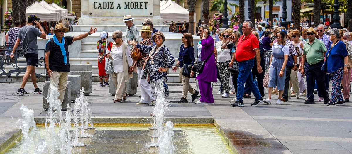 Turistas, cuya mayoría provienen  del crucero anclado en el puerto de Cádiz, en la Plaza de San Juan de Dios, donde se encuentra el Ayuntamiento de la capital a 27 de abril del 2023. La Autoridad Portuaria de la Bahía de Cádiz (APBC) ha señalado que el tráfico de cruceros registra una importante actividad en los dos primeros meses del año, escalando hasta el cuarto puesto a nivel nacional en número de escalas, compartido con Baleares. En total se han contabilidad 27 escalas y 51.281 pasajeros.
Eduardo Briones / Europa Press
(Foto de ARCHIVO)
27/4/2023