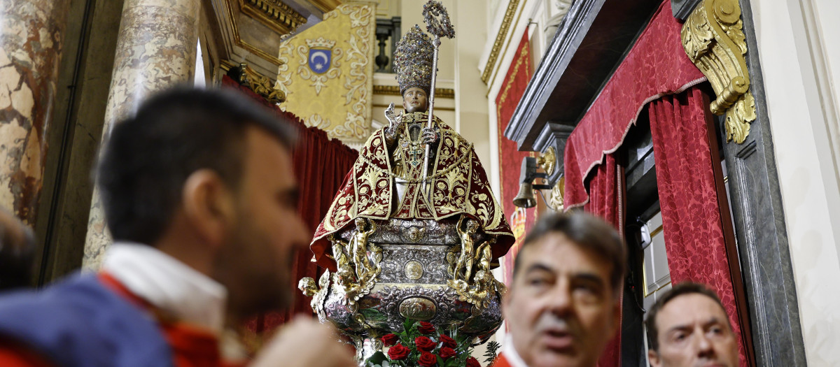 "Su testimonio nos anima a ser valientes en nuestra fe, a buscar la verdad, la justicia y la paz, y a ser instrumentos de amor y misericordia en una sociedad carente de auténtica identidad cristiana", ha señalado. Ha añadido el arzobispo que "la celebración de esta fiesta tiene su sentido cuando no olvidamos la esencia espiritual que subyace en ella misma". "Es una oportunidad para honrar a San Fermín y recordar su vida santa, pero también para reflexionar sobre nuestra relación con Dios y cómo podemos vivir nuestra fe de manera auténtica y comprometida en medio de la sociedad en la que estamos insertos", ha remarcado.