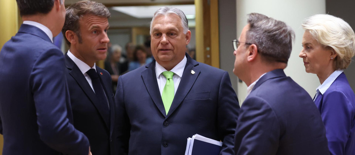 El primer ministro húngaro Viktor Orbán habla en un corro con otros mandatarios europeos, entre ellos Emmanuel Macron y Ursula Von der Leyen, durante la última reunión del Consejo Europeo con motivo de la guerra de Ucrania.
