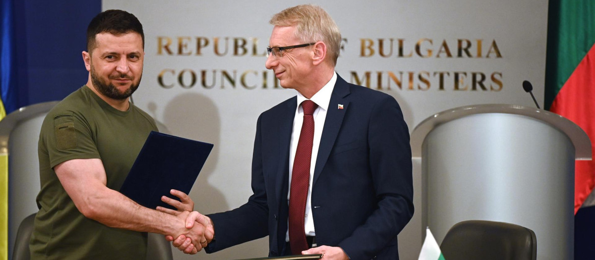 Sofia (Bulgaria), 06/07/2023.- Bulgaria's Prime Minister Nikolai Denkov (R) and Ukraine's President Volodymyr Zelensky shake hands after signing an agreement on greater defense cooperation in Sofia, Bulgaria, 06 July 2023. President Zelensky is on an official visit to Bulgaria. (Ucrania) EFE/EPA/VASSIL DONEV