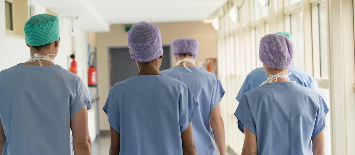 Enfermeras y enfermeros en el pasillo de un hospital