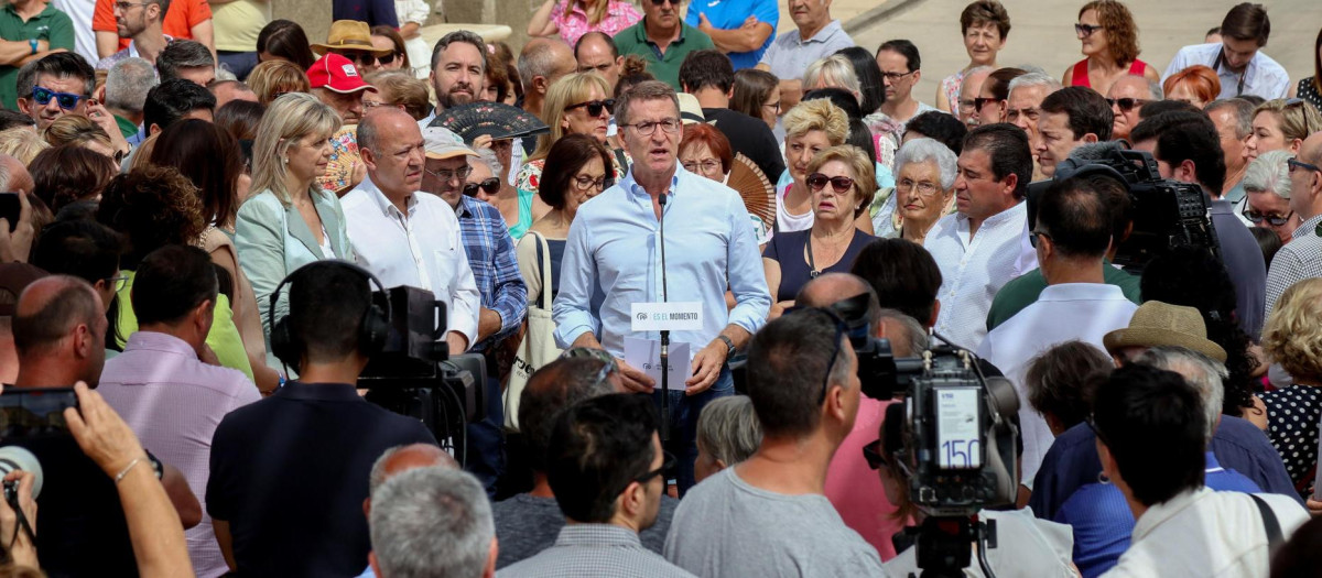 El candidato del PP a las elecciones generales, Alberto Núñez Feijóo, mantiene un encuentro con vecinos del municipio de Corrales del Vino (Zamora), este sábado