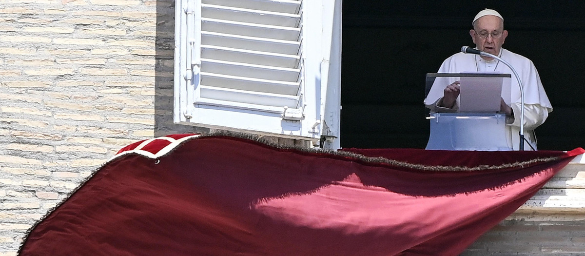 -FOTODELDÍA- Ciudad del Vaticano, 09/07/2023.- El Papa Francisco dirige el rezo del Ángelus desde su ventana en la plaza de San Pedro, este domingo en Ciudad del Vaticano. EFE/RICCARDO ANTIMIANI