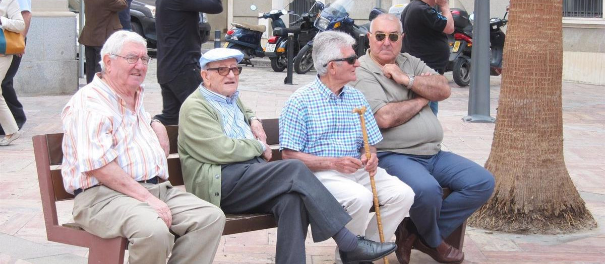 13/05/2013 Jubilados sentados en un banco. 
ECONOMIA HUELVA SOCIEDAD ANDALUCÍA ESPAÑA EUROPA