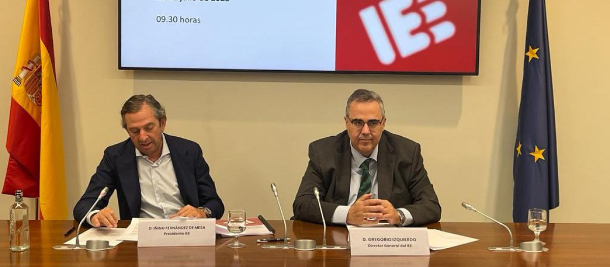 El presidente del IEE, Íñigo Fernández de Mesa, y su director general, Gregorio Izquierdo, en la presentación del informe.