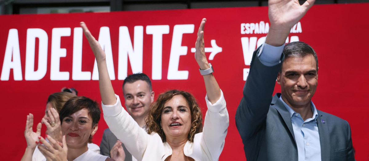 El presidente del Gobierno, Pedro Sánchez, junto a las ministras de Política Territorial, Isabel Rodríguez (i) y de Hacienda, María Jesús Montero