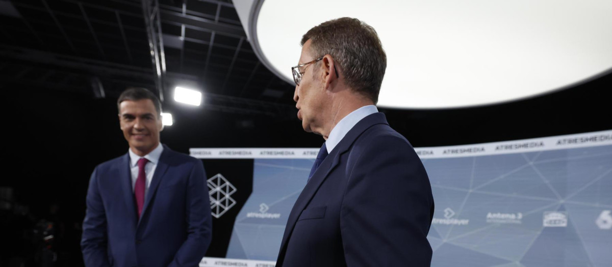 Los candidatos a la presidencia del Gobierno, Pedro Sánchez y Alberto Núñez Feijóo, antes de iniciar el debate electoral en Madrid
