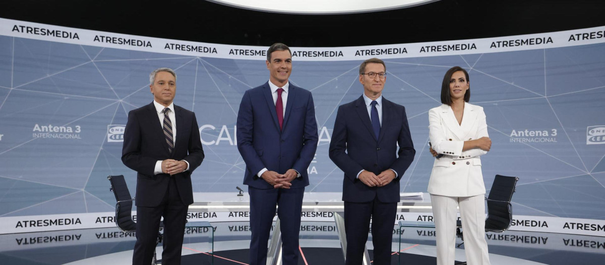 Los candidatos a la presidencia del Gobierno, Pedro Sánchez y Alberto Núñez Feijóo, junto a los moderadores Vicente Vallés y Ana Pastor, antes de iniciar el debate electoral hoy lunes en Madrid