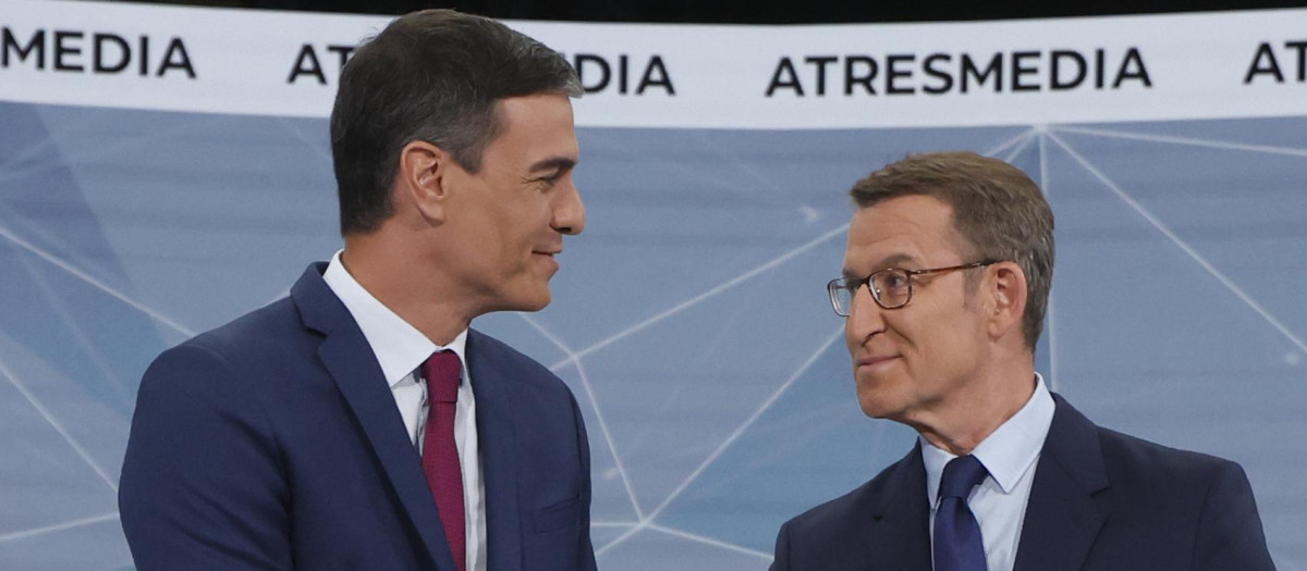Pedro Sánchez y Alberto Núñez Feijóo se saludan