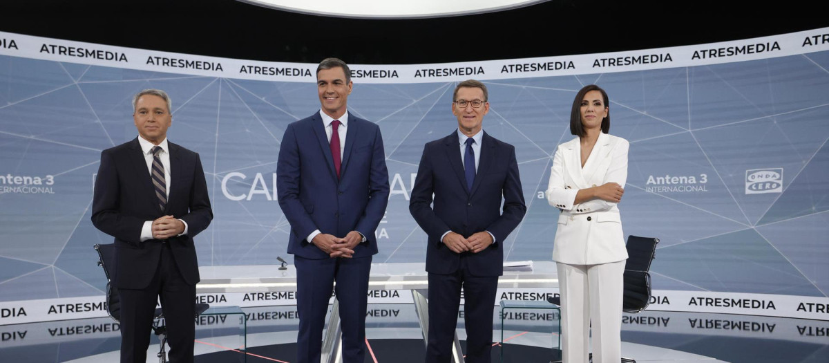 Los candidatos a la presidencia del Gobierno junto a los moderadores del cara a cara