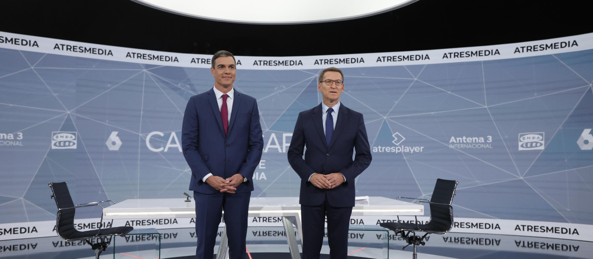 Pedro Sánchez y Alberto Núñez Feijóo justo antes del debate