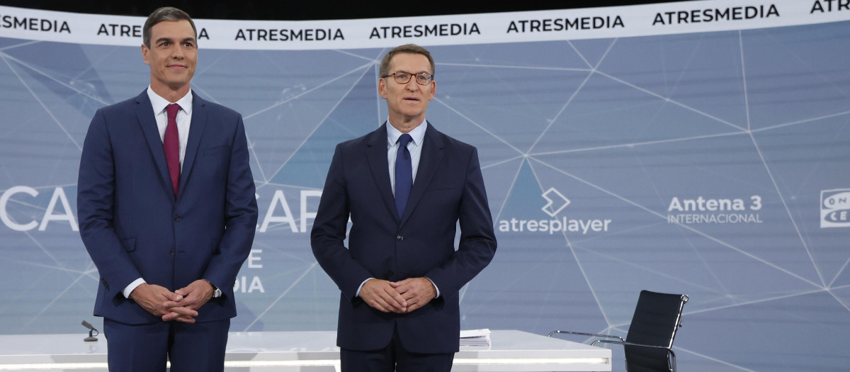 Pedro Sánchez y Alberto Núñez Feijóo justo antes del debate