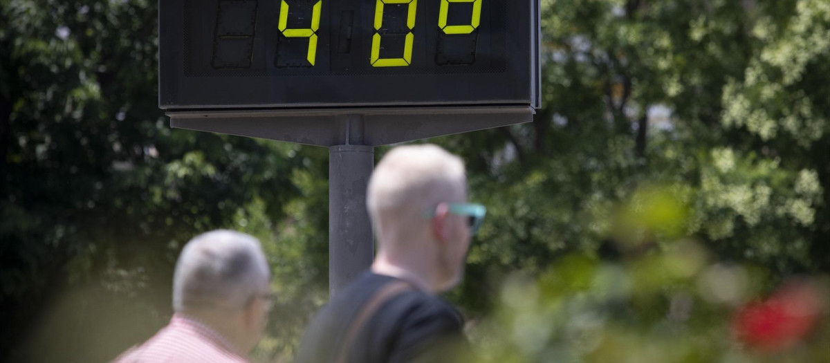 Termómetro de calle marcando 40 grados