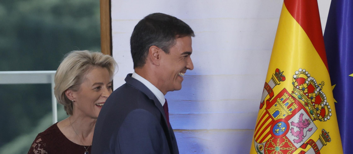 Pedro Sánchez, con Ursula von der Leyen, en la presentación de la presidencia española del Consejo de la UE