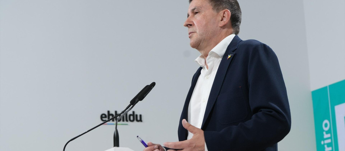 El coordinador general de EH Bildu, Arnaldo Otegui, ofrece una rueda de prensa tras presidir la Mesa Política del partido, a 19 de junio de 2023, en San Sebastián, Gipuzkoa, País Vasco (España). La Mesa Política de EH Bildu se reúne hoy para analizar lo acontecido el día de la conformación de los ayuntamientos en Euskadi, el pasado sábado 17 de junio.
19 JUNIO 2023;SAN SEBASTIÁN;MESA POLÍTICA DE EH BILDU;CONSTITUCIÓN AYUNTAMIENTOS
Unanue / Europa Press
19/6/2023