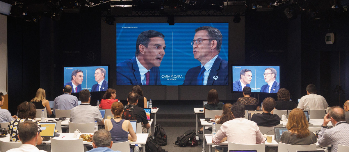 Sala de prensa durante el programa 'Cara a Cara. El Debate'