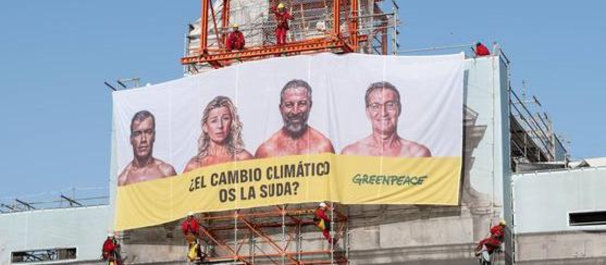 La lona de Greenpeace en la Puerta de Alcalá