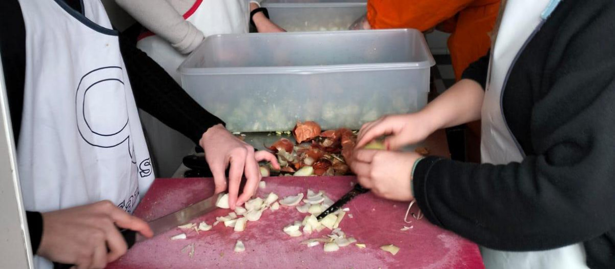 Ayudando en la preparación de la comida