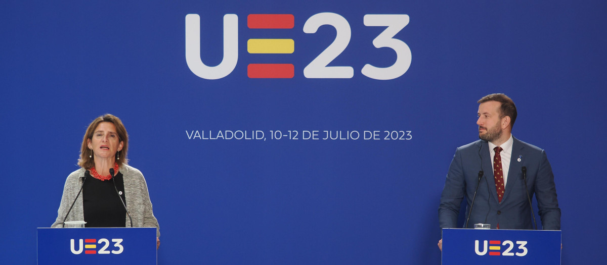 La vicepresidenta tercera y ministra para la Transición Ecológica y el Reto Demográfico, Teresa Ribera y el Comisario de Medio Ambiente de la UE, Virginijus Sinkevicius, durante una rueda de prensa tras la reunión informal de ministros de Medio Ambiente de la Unión Europea, en el Museo de Arte Contemporáneo Patio Herreriano, a 10 de julio de 2023, en Valladolid, Castilla y León (España). Los ministros de Medio Ambiente y Energía de la UE se reúnen durante esta semana para debatir y acercar posturas en temas fundamentales como la postura común de cara a la próxima Cumbre del Clima de la ONU (COP28), la gestión de los suelos, el agua, la biodiversidad, la basura marina, el despliegue de la energías renovables y la controvertida reforma del mercado eléctrico, en una negociación dirigida por la vicepresidenta tercera y ministra para la Transición Ecológica y Reto Demográfico. Este es el primer consejo informal de ministros que se celebra en el marco de la Presidencia Española del Consejo de la Unión Europea, y que tendrá lugar desde hoy hasta el jueves 13 de julio.
10 JULIO 2023;VALLDOLID;CONSEJO;UE;MEDIO AMBIENTE;TERESA RIBERA
Photogenic/Claudia Alba / Europa Press
10/7/2023