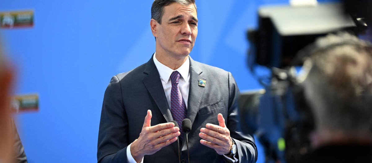 Vilnius (Lithuania), 11/07/2023.- Spain'Äôs Prime Minister Pedro Sanchez speaks to the media as he arrives to attend the NATO summit in Vilnius, Lithuania, 11 July 2023. The North Atlantic Treaty Organization (NATO) Summit will take place in Vilnius on 11 and 12 July 2023 with the alliance's leaders expected to adopt new defense plans. (Lituania, España) EFE/EPA/FILIP SINGER