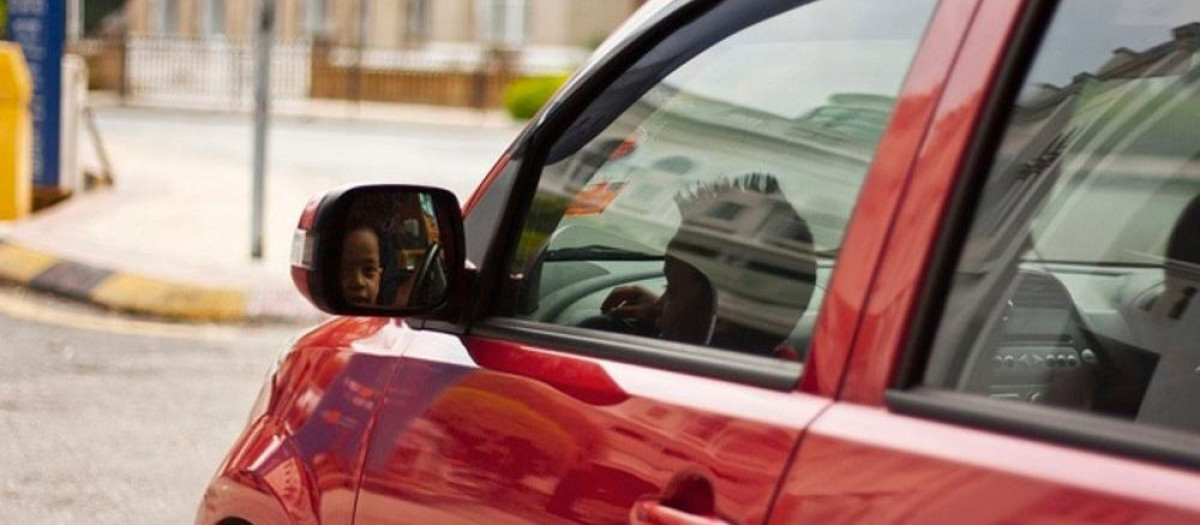 Coche aparcado con un niño dentro