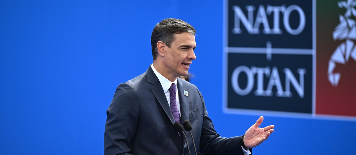 Vilnius (Lithuania), 11/07/2023.- Spain's Prime Minister Pedro Sanchez speaks to the media as he arrives to attend the NATO summit in Vilnius, Lithuania, 11 July 2023. The North Atlantic Treaty Organization (NATO) Summit will take place in Vilnius on 11 and 12 July 2023 with the alliance's leaders expected to adopt new defense plans. (Lituania, España) EFE/EPA/FILIP SINGER
