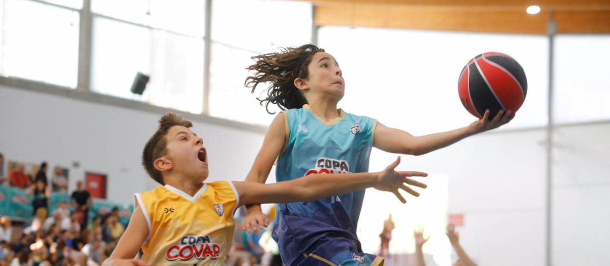 Niños jugando a baloncesto