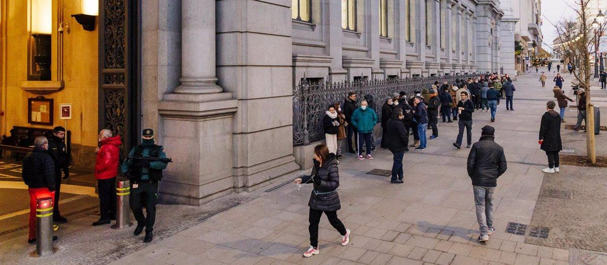 Varias personas hacen cola para contratar Letras del Tesoro, en el Banco de España