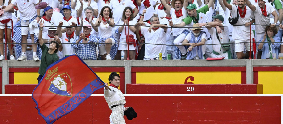 Roca Rey paseó la bandera de Osasuna en una de sus vueltas al ruedo