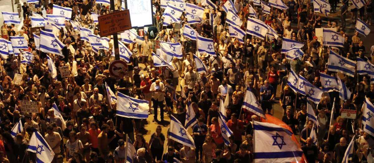 Jerusalem (-), 11/07/2023.- Anti-government protesters march towards the Israeli Knesset parliament in Jerusalem, 11 July 2023. Mass protests continue across the country against the government's justice system reform plan. (Protestas, Estados Unidos, Jerusalén) EFE/EPA/ATEF SAFADI