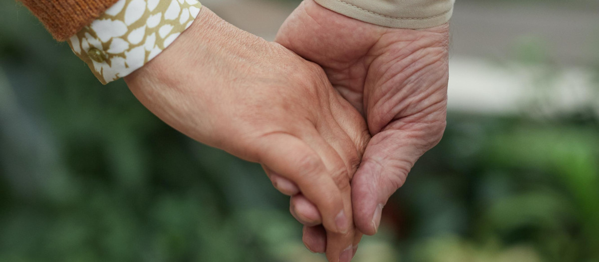 Una pareja se da la mano
