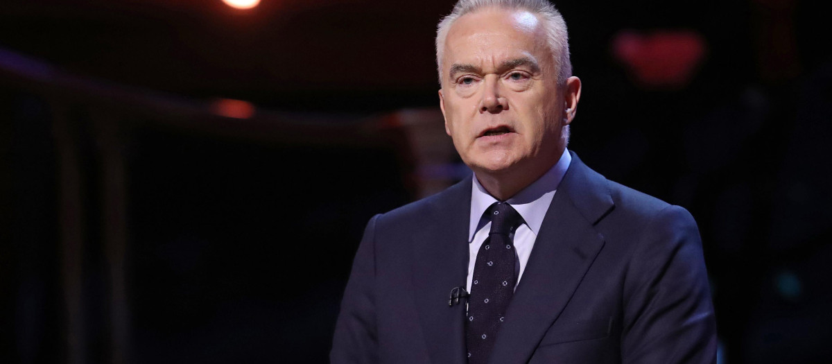 El presentador de noticias de la BBC, Huw Edwards, durante la Ceremonia Conmemorativa del Día Conmemorativo del Holocausto del Reino Unido