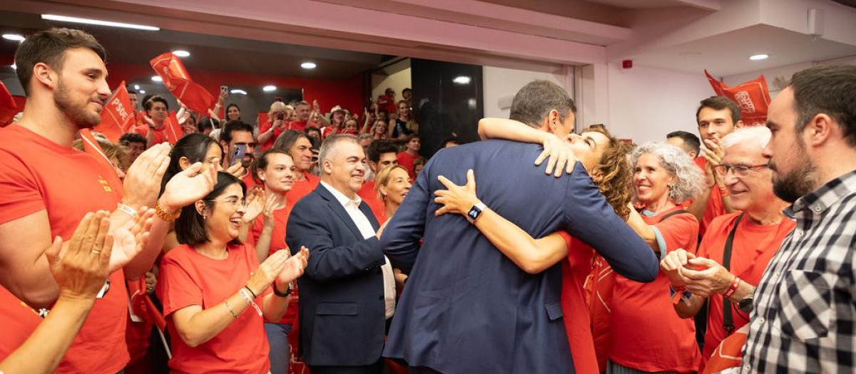 Pedro Sánchez a su llegada a Ferraz tras el debate, con Santos Cerdán aplaudiendo