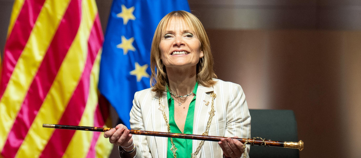 La nueva presidenta de la Diputación de Barcelona, Lluïsa Moret, posan con la vara de su nuevo cargo
