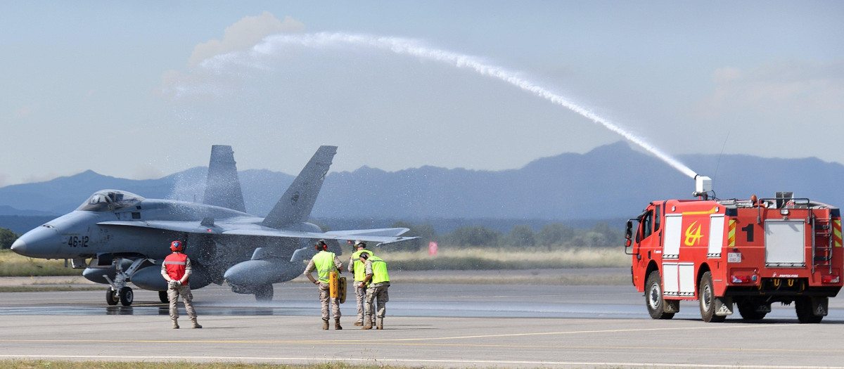 Arco de agua en honor de un F-18 del Ala de Gando (Gran Canaria)