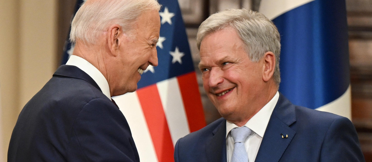 US President Joe Biden shakes hands with Finland's President Sauli Niinisto after a joint press conference after the US-Nordic leaders summit in Helsinki on July 13, 2023. (Photo by ANDREW CABALLERO-REYNOLDS / AFP)