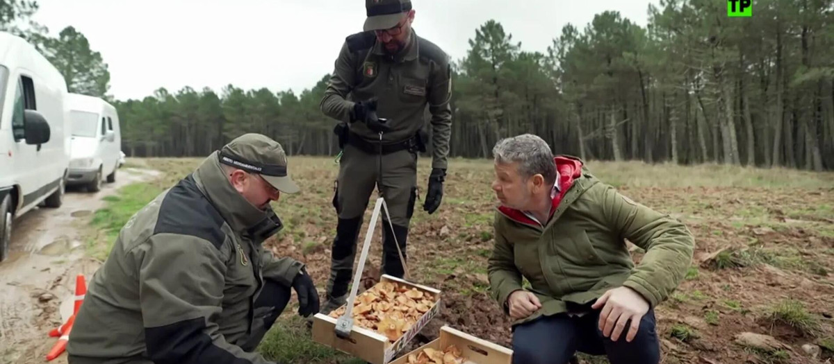 Alberto Chicote junto a los agentes forestales
