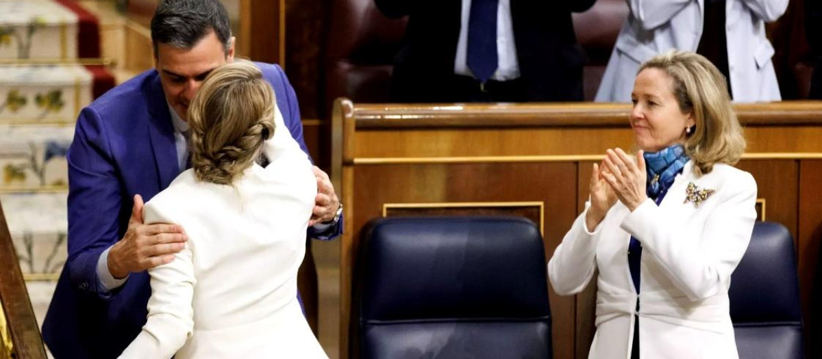 Pedro Sánchez y Yolanda Díaz, saludándose tras la moción de censura de marzo