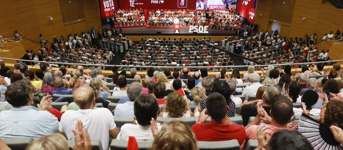 En la sala donde se ha celebrado el mitin de Sánchez apenas caben 1500 personas