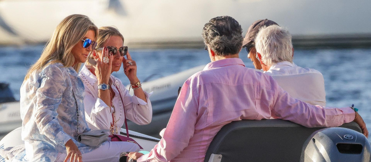 Jaime de Marichalar junto a Susana Uribarri y otros amigos en Ibiza