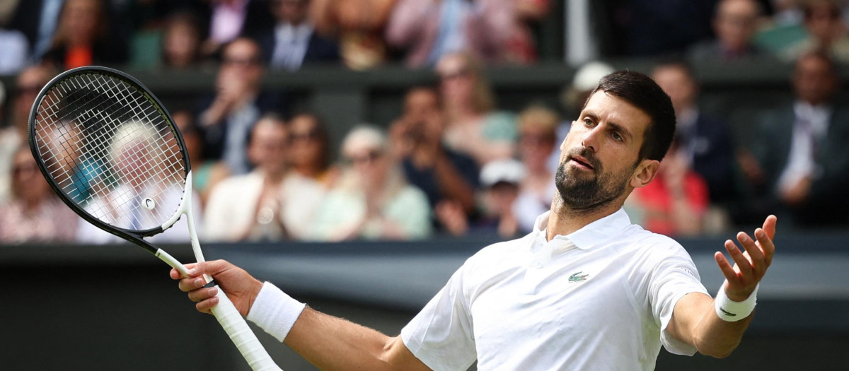 Novak Djokovic se lamenta durante un momento de la final