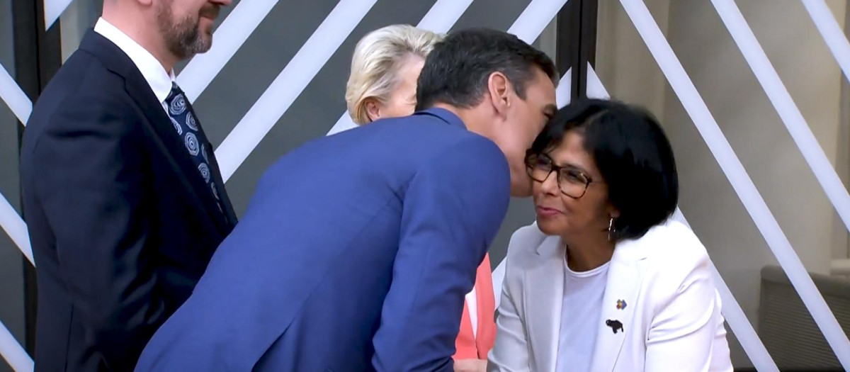 Pedro Sánchez saludando a Delcy Rodríguez