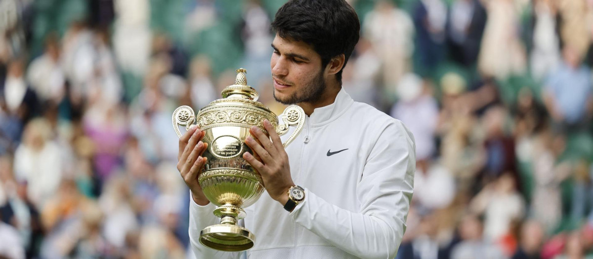 Carlos Alcaraz posa con el título de Wimbledon