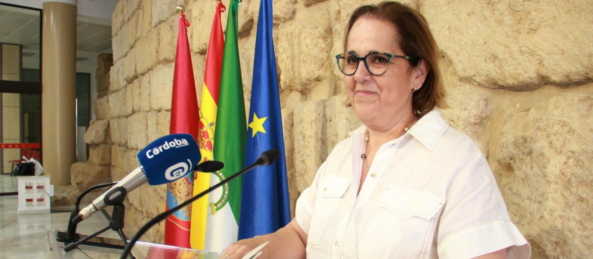 La primera teniente de alcalde delegada de Hacienda, Economía, Empleo y Agricultura del Ayuntamiento de Córdoba, Blanca Torrent, en rueda de prensa