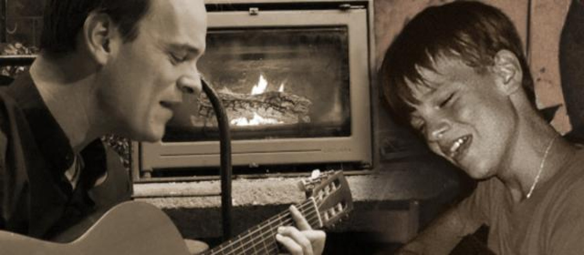 Luispo, tocando la guitarra