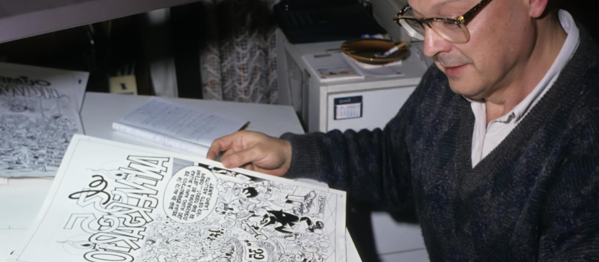 Posado del dibujante Francisco Ibáñez en su mesa de trabajo