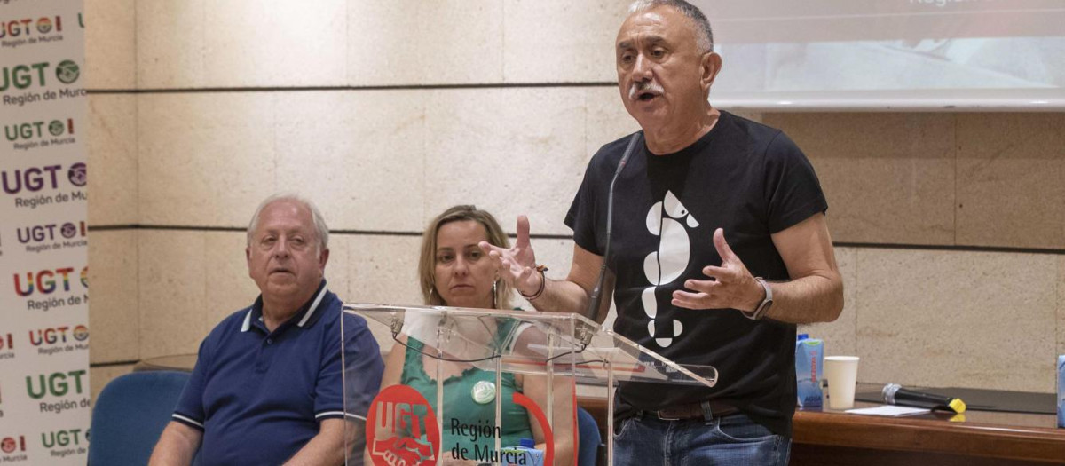 MURCIA, 18/07/2023.- El Secretario general de UGT, Pepe Álvarez durante un momento de su intervención en la Asamblea de Delegados y Delegadas de UGT, este martes en la sede del sindicato en Murcia. Álvarez ha hecho un llamamiento a la ciudadanía a acudir a las urnas este 23 de julio porque, en su opinión, nunca nos hemos jugado tanto, porque nunca en tan poco tiempo habíamos logrado tanto en cuanto a avances laborales y sociales. EFE/Marcial Guillén