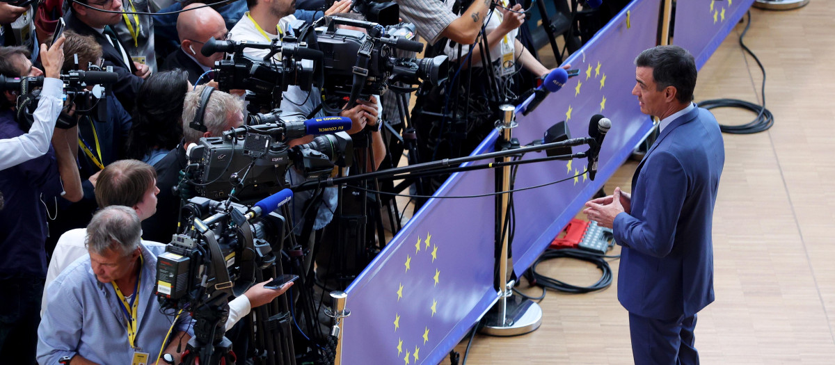 Pedro Sánchez, ante la prensa, a su llegada a la cumbre UE-CELAC