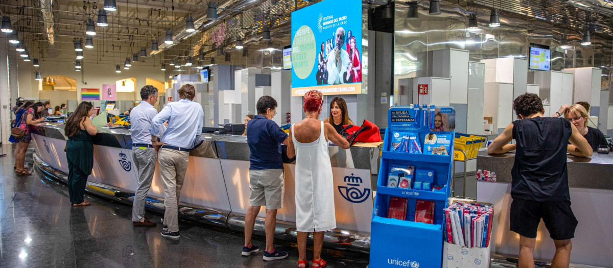 Varias personas piden el voto por correo, el pasado 13 de julio en Madrid